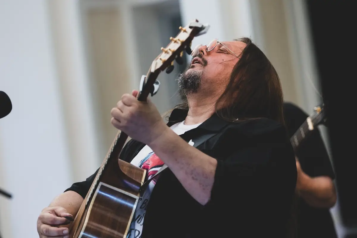 Markus Müller am Gitarre spielen